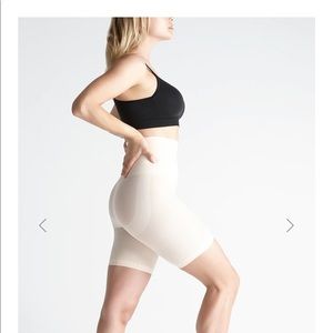 NWT Yummie Harlo InShapes Seamless Mid Waist Shaping Short